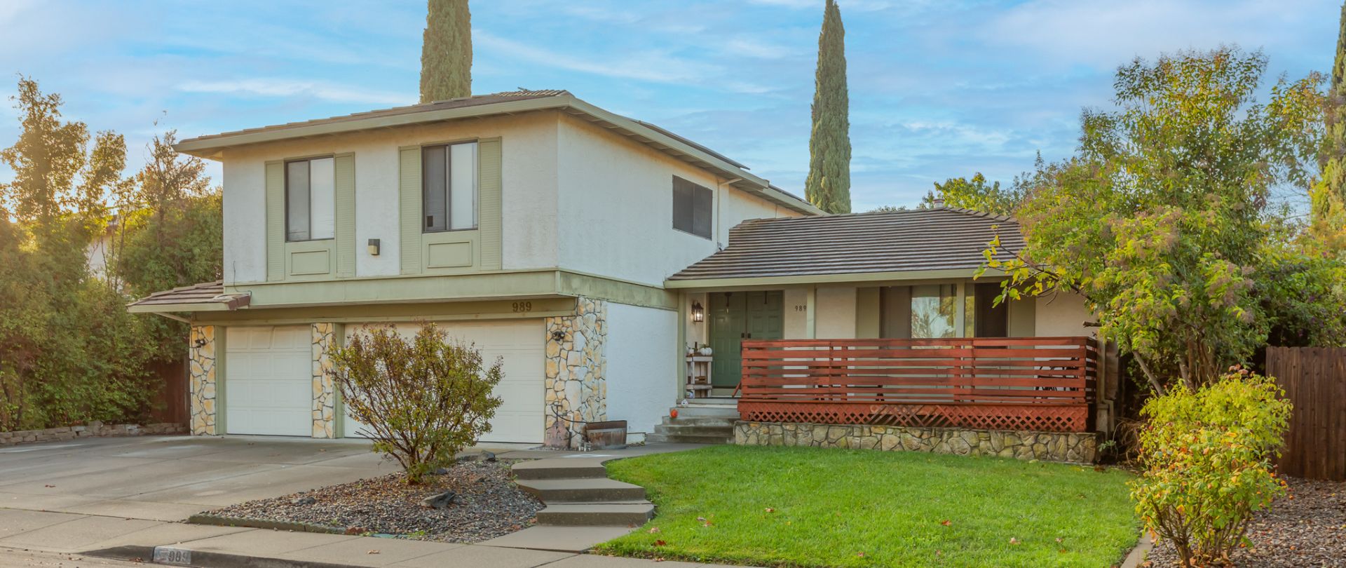 989 Suffolk Way Featured Image